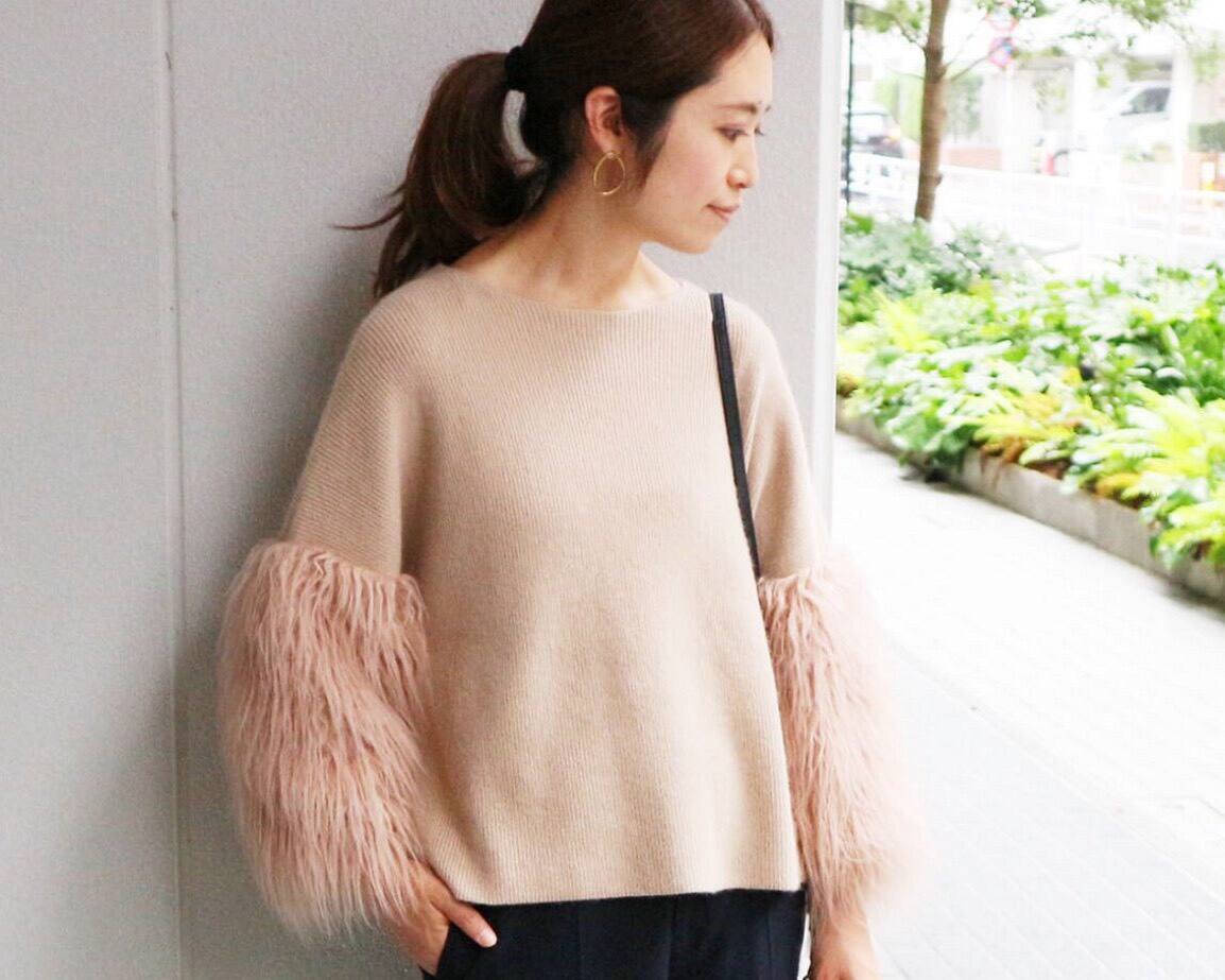 ベージュそでファーつきニット 黒パンツ 黒チェーンつきバッグ