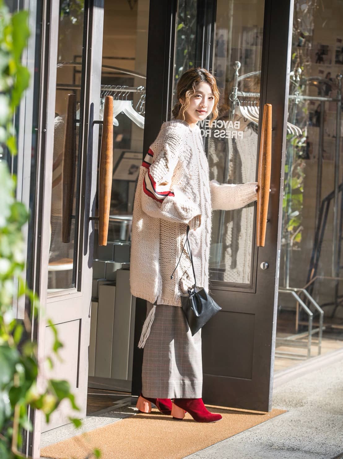 浅野愛さん全身 チェックパンツ 白ビッグニット パープルブーツ