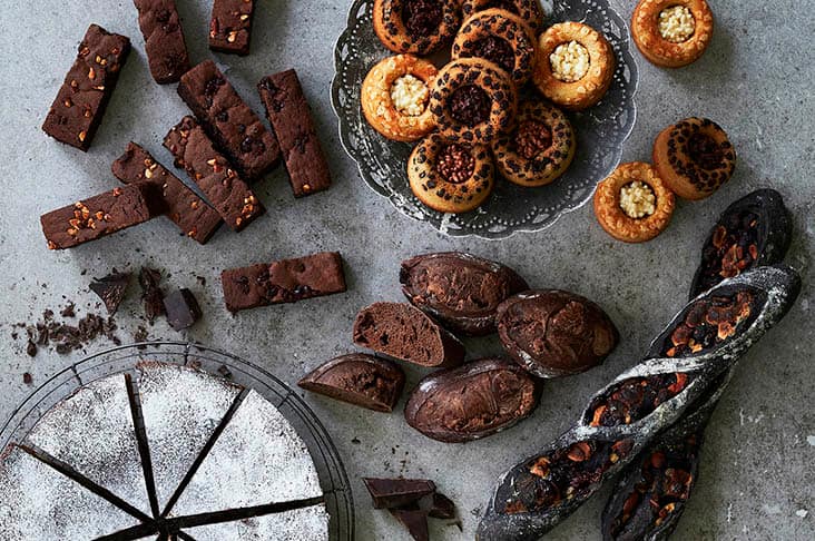 チョコレート バゲット ブラウニー お皿に丸いパン8個、チョコレートケーキなど俯瞰写真
