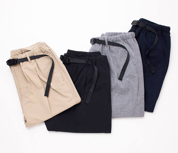 ベージュ、グレー、黒、ネイビー パンツ4本 静物
