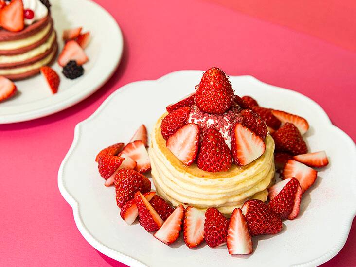白い皿 2枚 いちごのパンケーキ