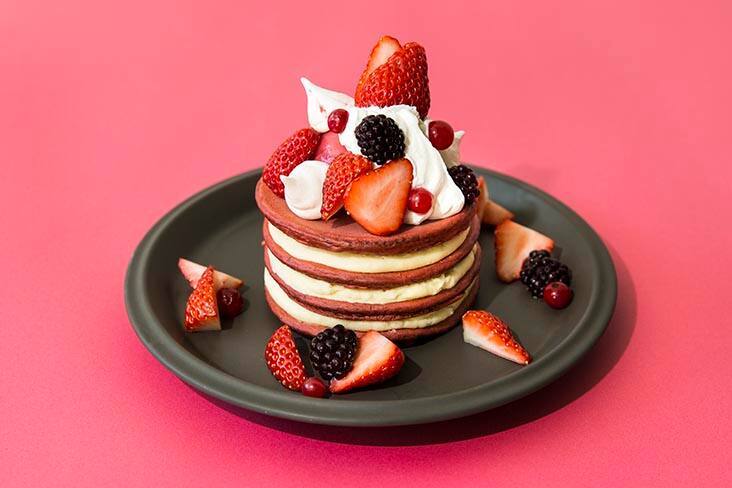 ココア ベリー パンケーキ 黒い皿