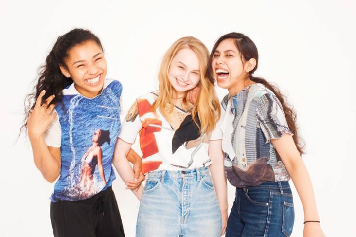 モデル3人上半身画像 Tシャツ着用