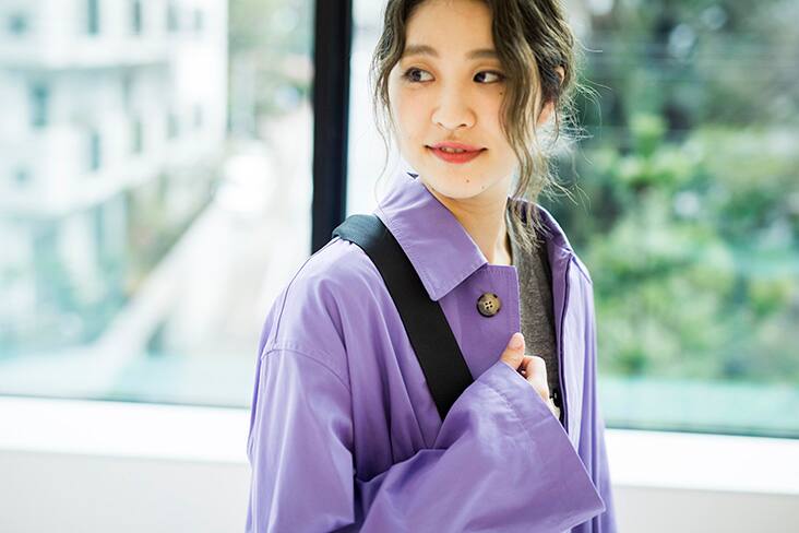 JS浅野さん 上半身 パープルコート