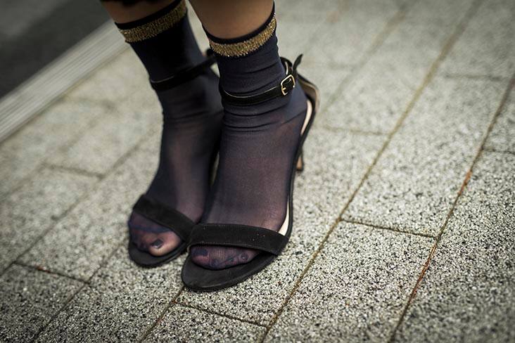 Spick稲葉さん 足元 黒サンダル 黒ソックス
