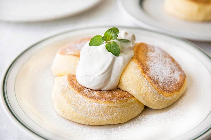 白い皿 パンケーキ