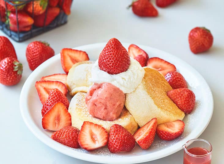 白い皿 パンケーキ いちご