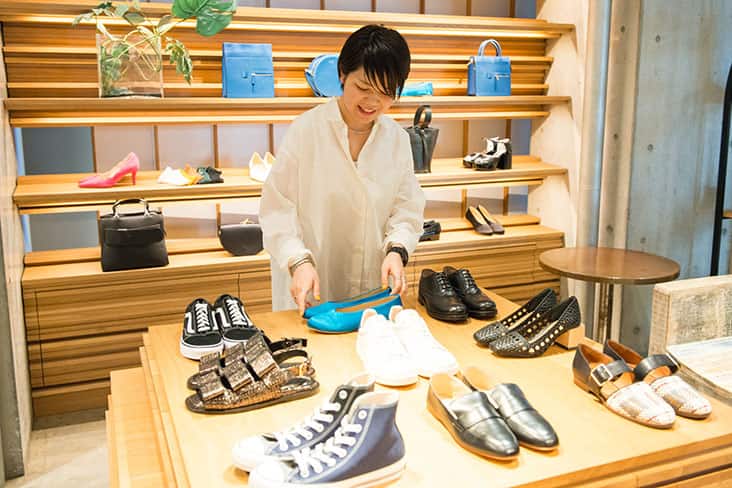 ジャーナル我妻さん 白シャツ着用 店内靴選んでいるところ