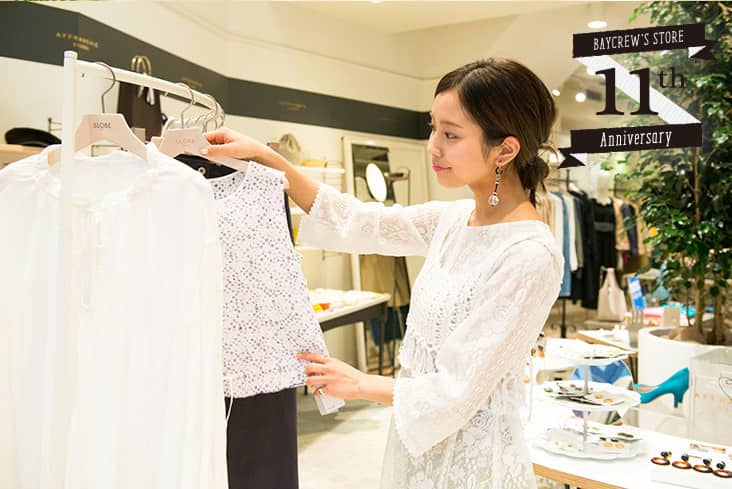 SLOBE渡利さん 店内 白トップス選んでいるところ 白トップス着用