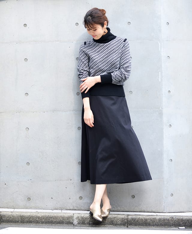 長谷川さん 全身 黒スカート