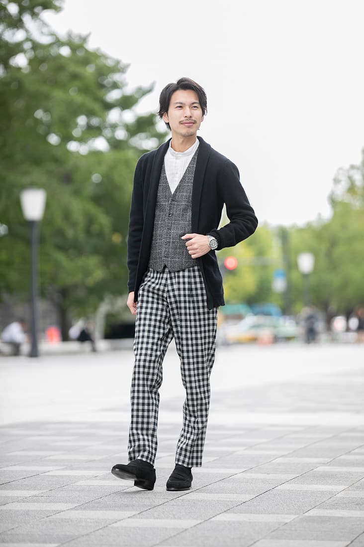 高津戸さん全身 黒カーディガン チェックパンツ ジレ 白シャツ