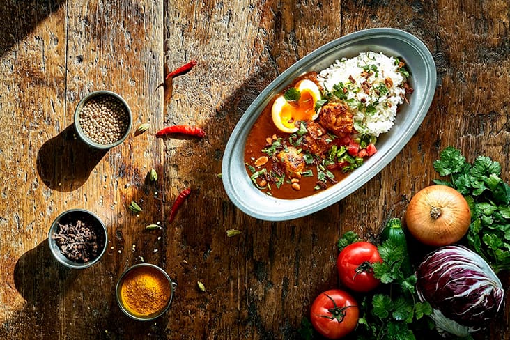 ゆで卵いりカレー イメージカット お皿のまわりに野菜など