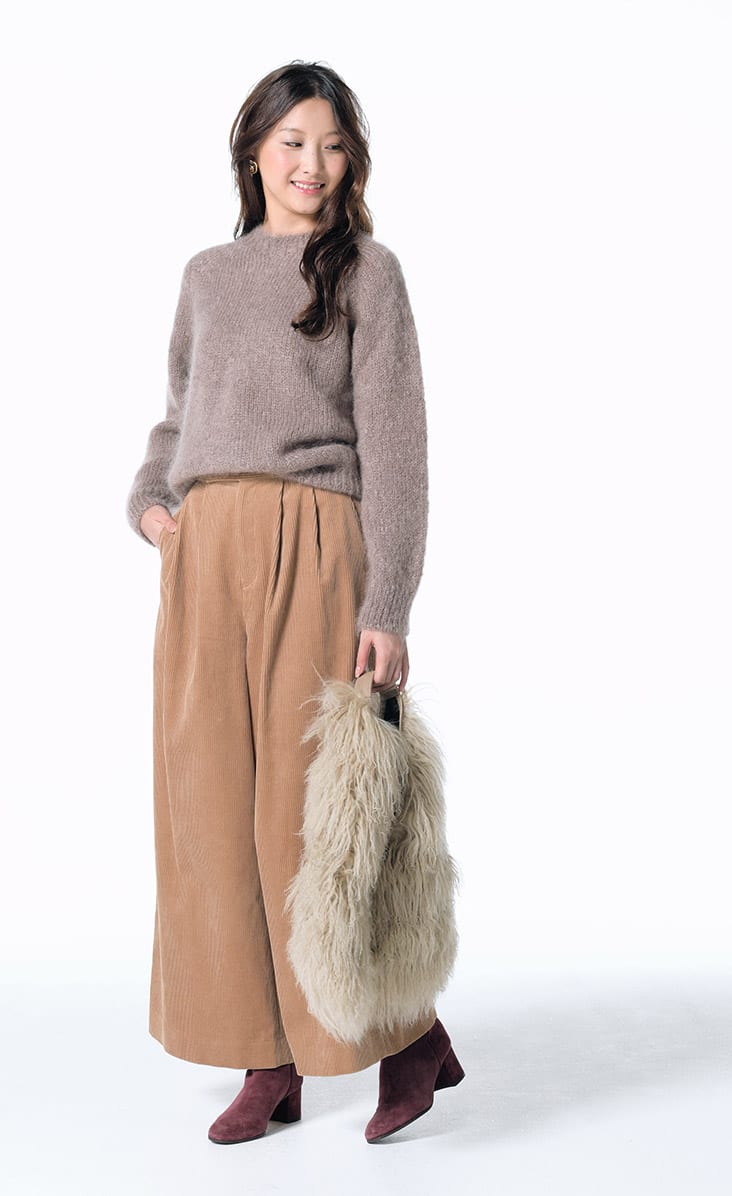 ベージュモヘアニット 茶ワイドパンツ ファーバッグ モデル着用