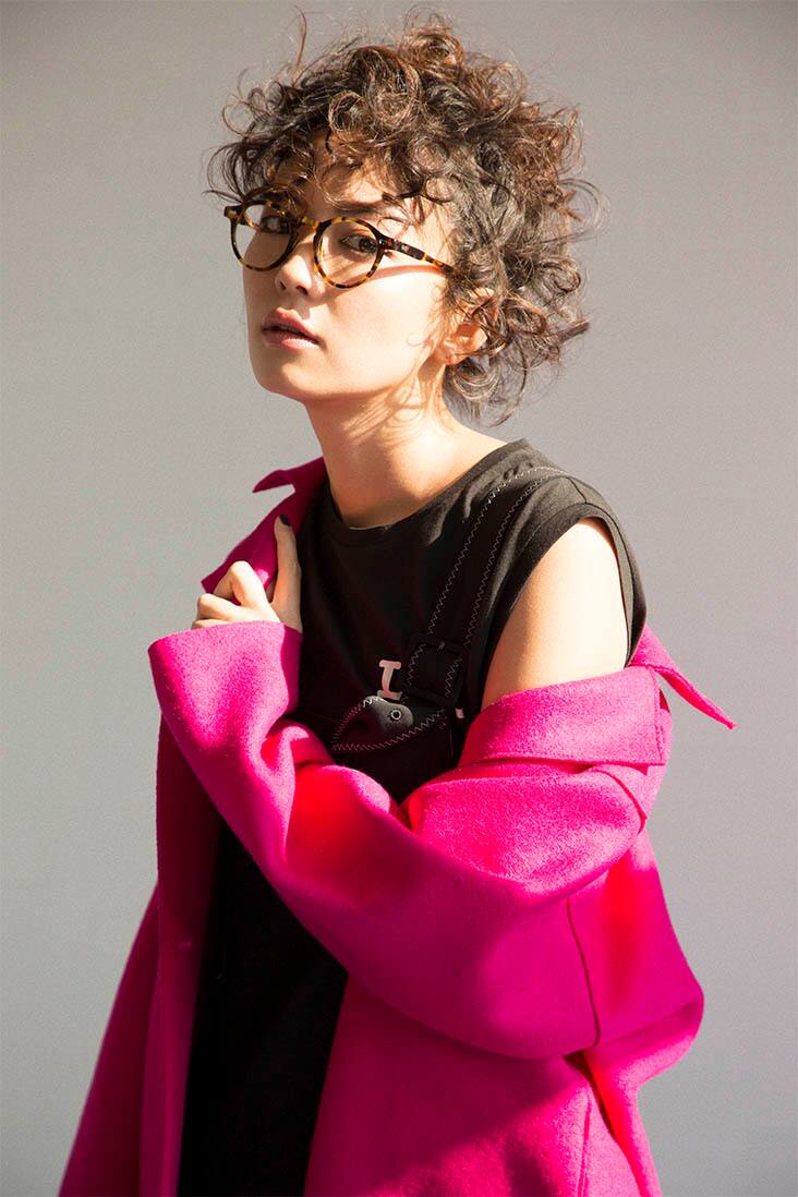 矢野未希子さんピンクコート 肩だし 上半身