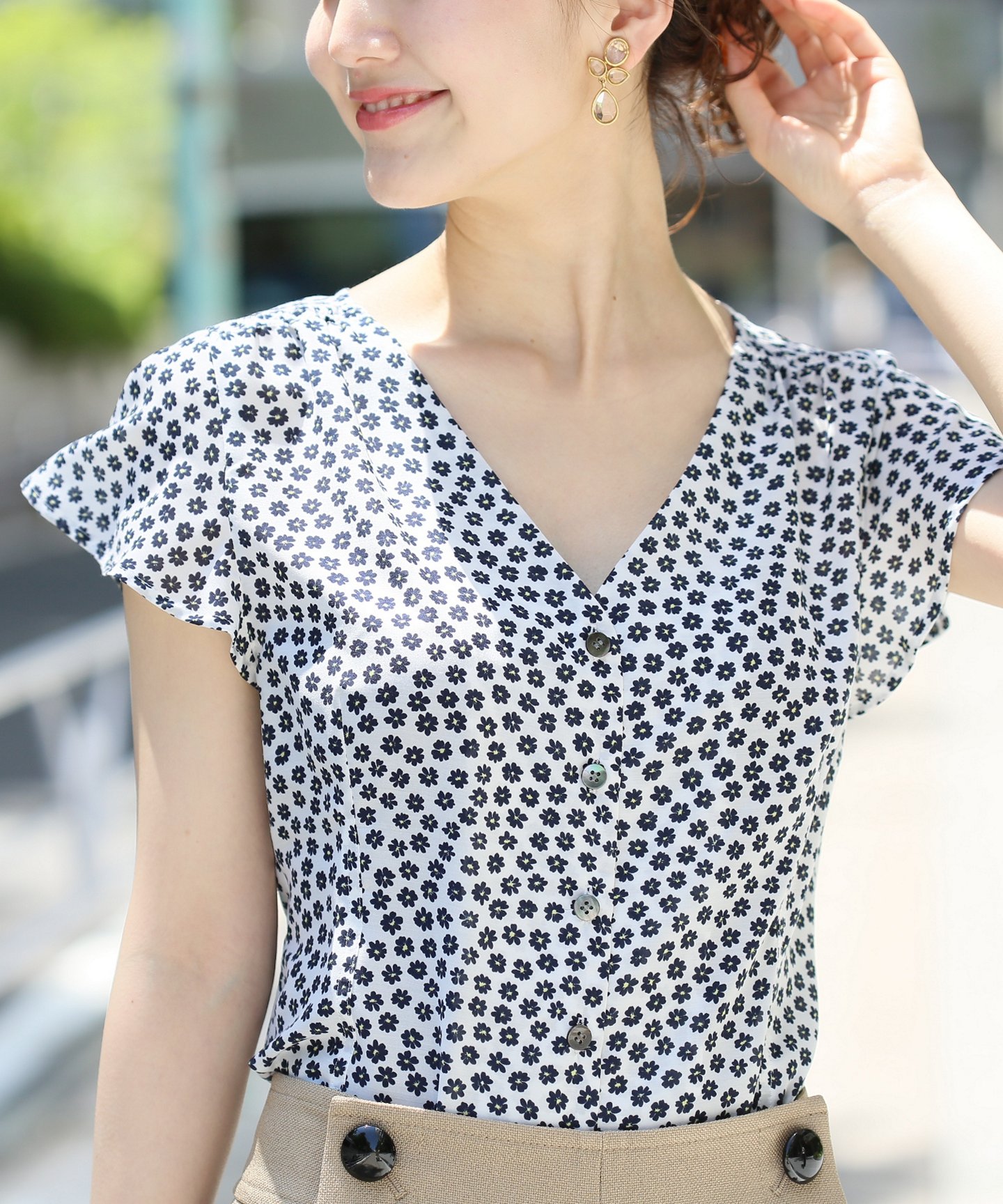 
  IENA
  《予約》レトロフラワー 前ボタンVネックブラウス◆
  ¥11,880税込