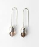 【ANOTHER FEATHER / アナザー フェザー】AMA EARRINGS SMOKY QUART：ピアス