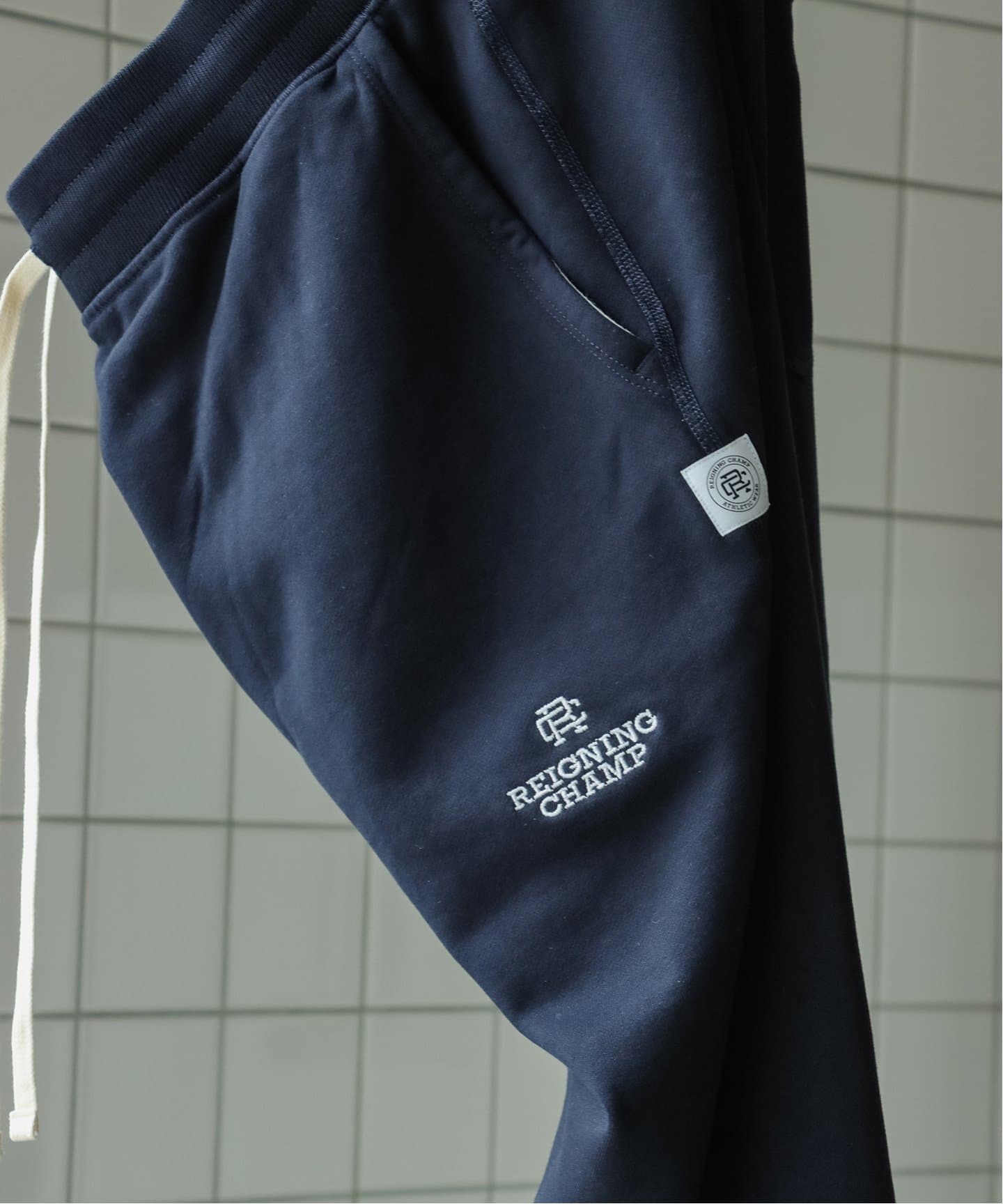 REIGNING CHAMP フリースパンツ ネイビー 日本限定】 EMB. SLIMSWEATPANT MIDWEIGHT TER（MWT
