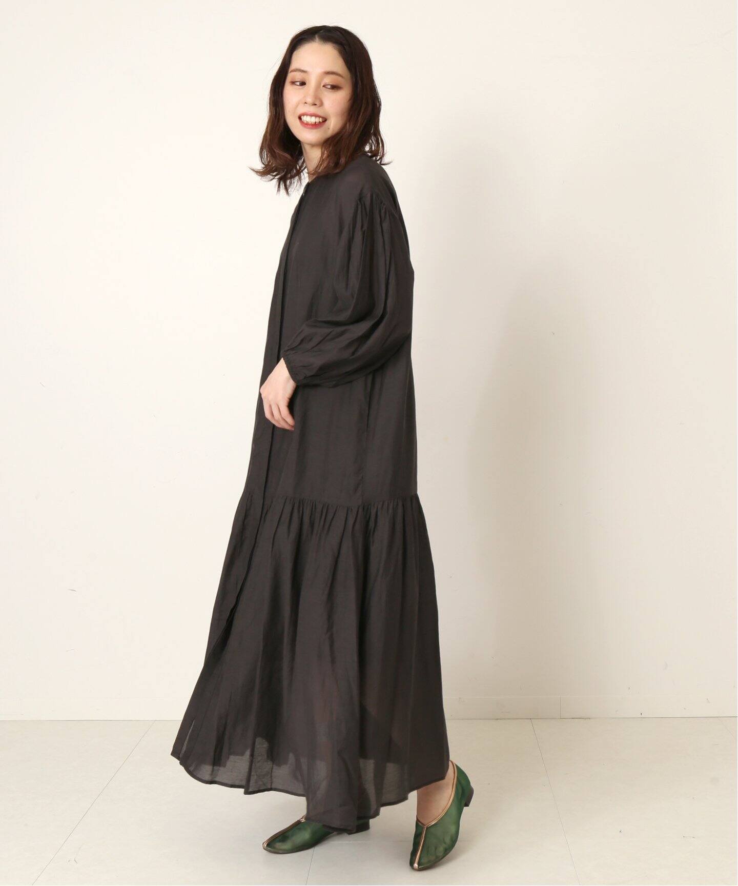 前開き裾ギャザーワンピース B C Stock ベーセーストック 公式のファッション通販 Baycrew S Store