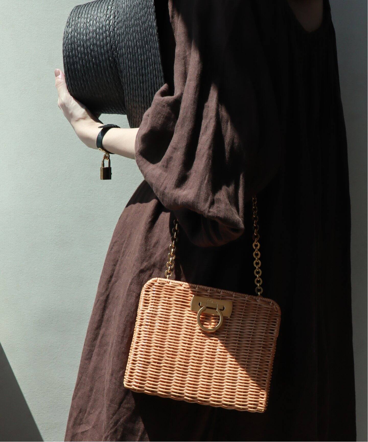 Salvatore Ferragamo イタリア購入 黒籠バッグ（VINTAGE FERRAGAMO 