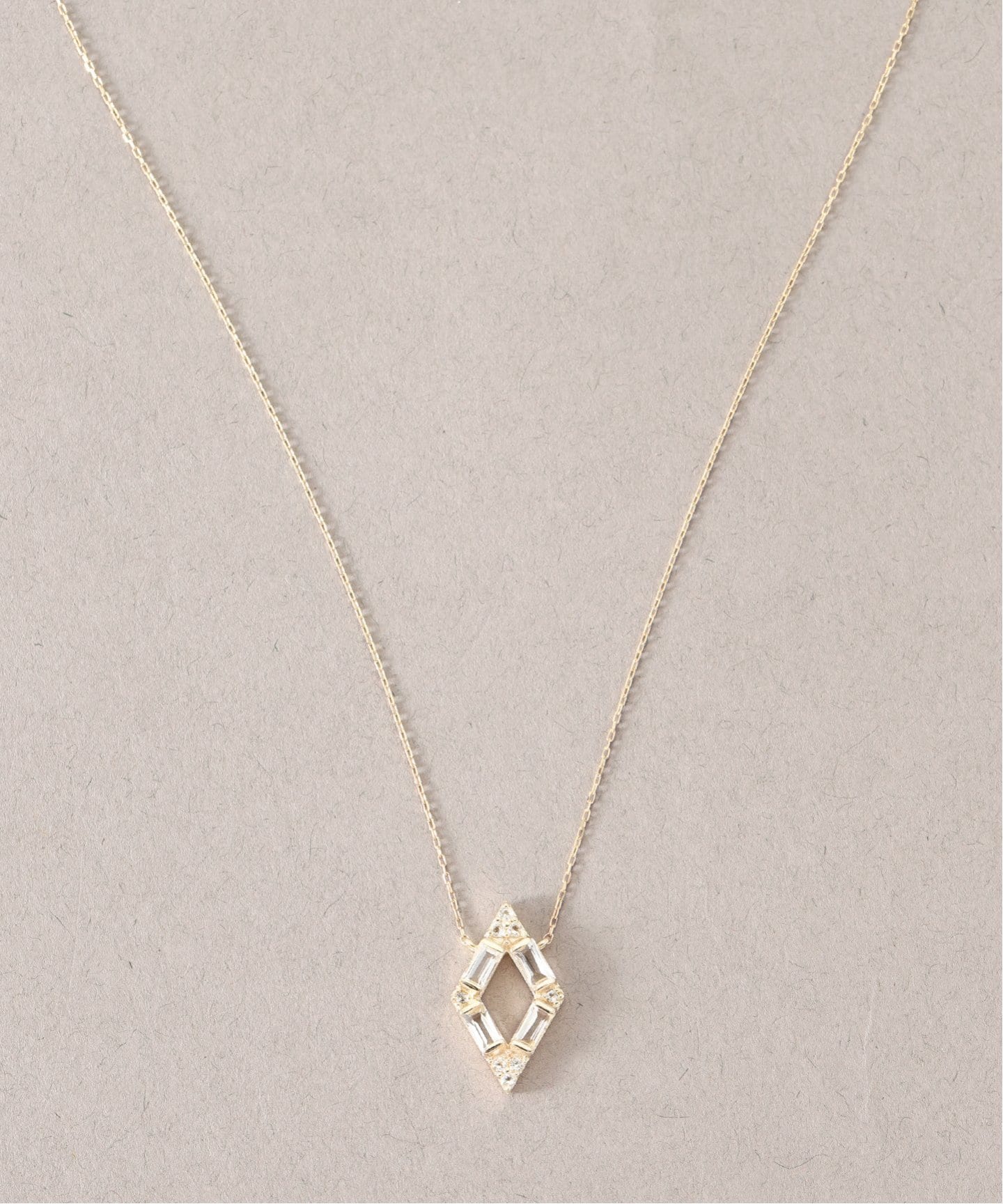 【Lilas】K10 ホワイトトパーズヒシガタモチーフネックレス Lilas】K10 ホワイトトパーズヒシガタモチーフネックレス