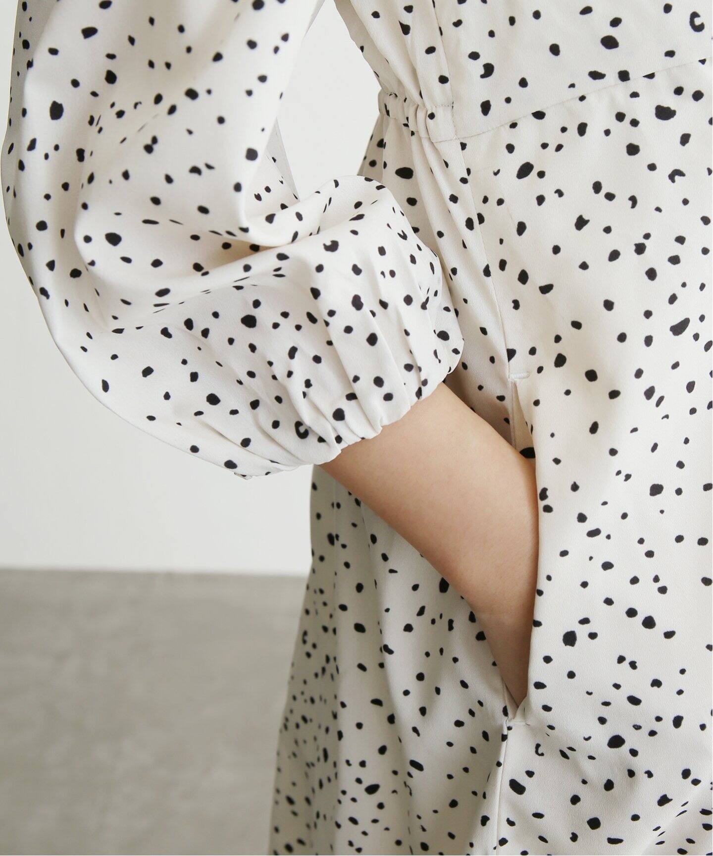 ランダムドット Vネックフレアーワンピース（ワンピース）｜La  