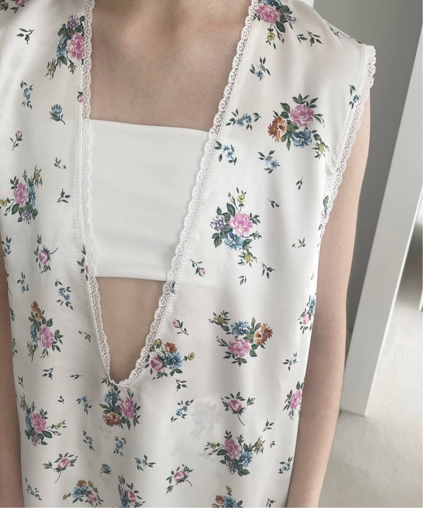 フラワーサテン Vネック ドレス（ワンピース）｜EDIT.FOR LULU  