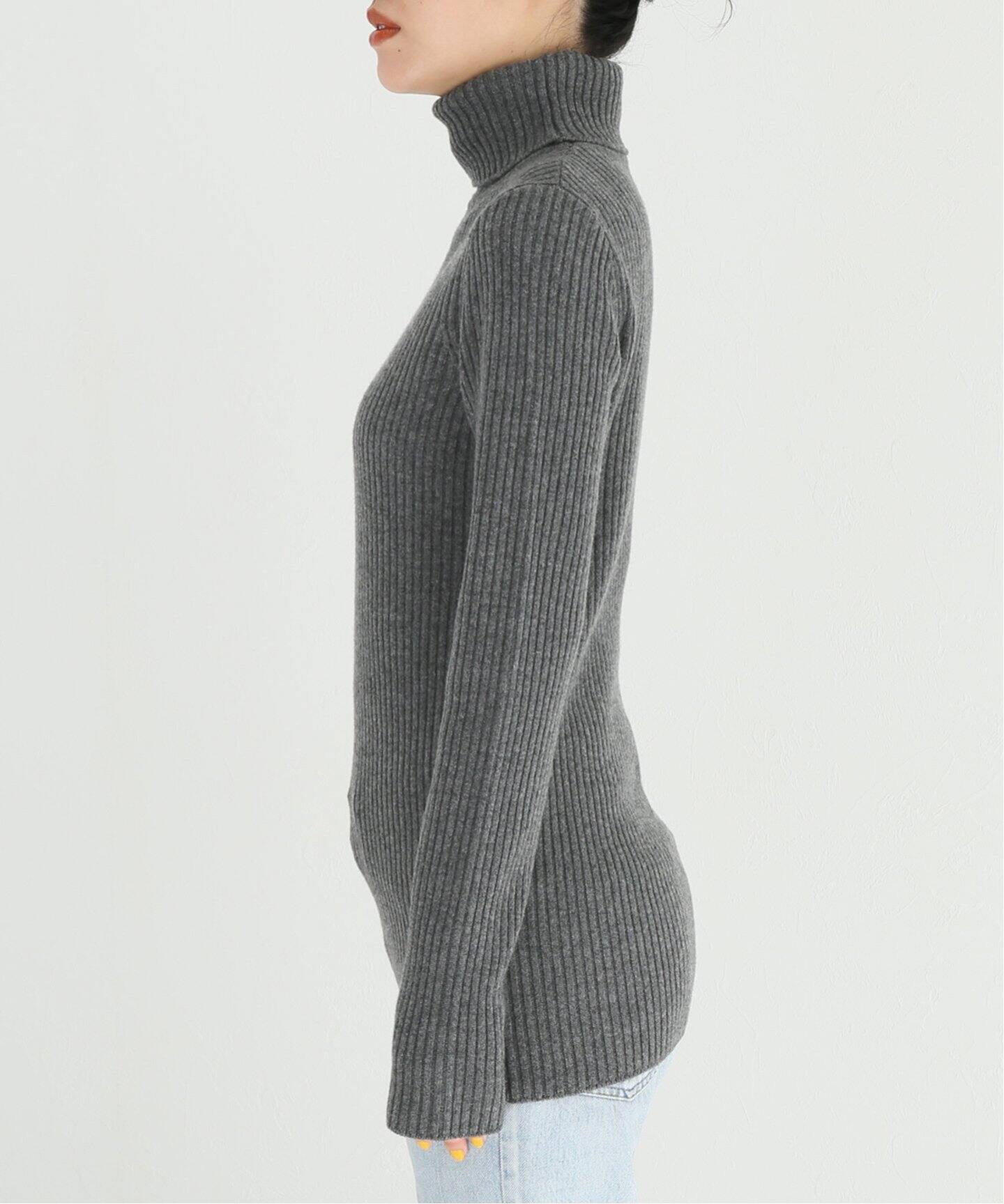 マディソンブルー ハイネック リブニット グレー マディソンブルーの  