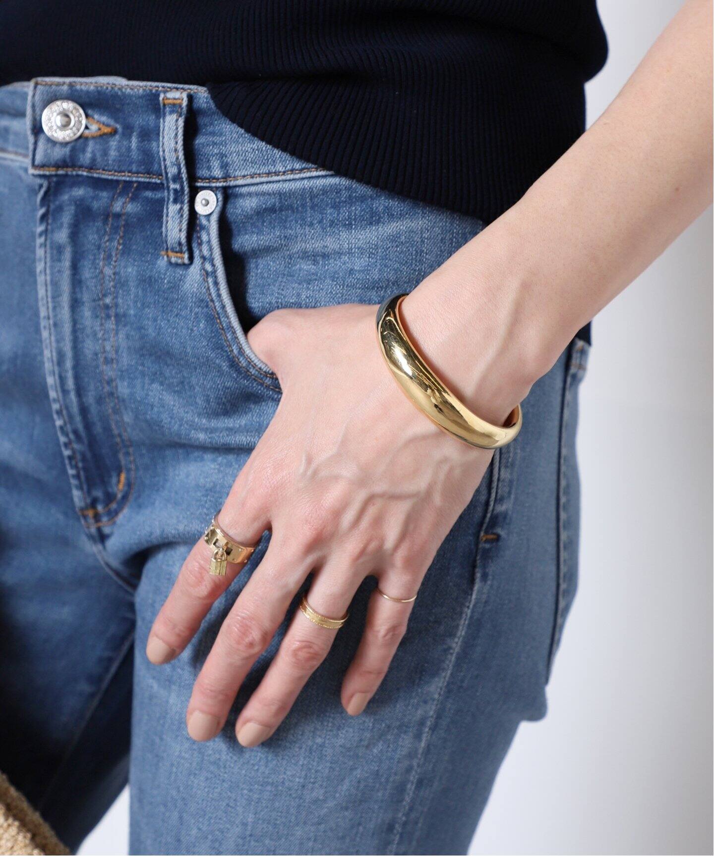 ガブリエラアルティガス バングル しゃがん FLAT BEAM CUFF BC66