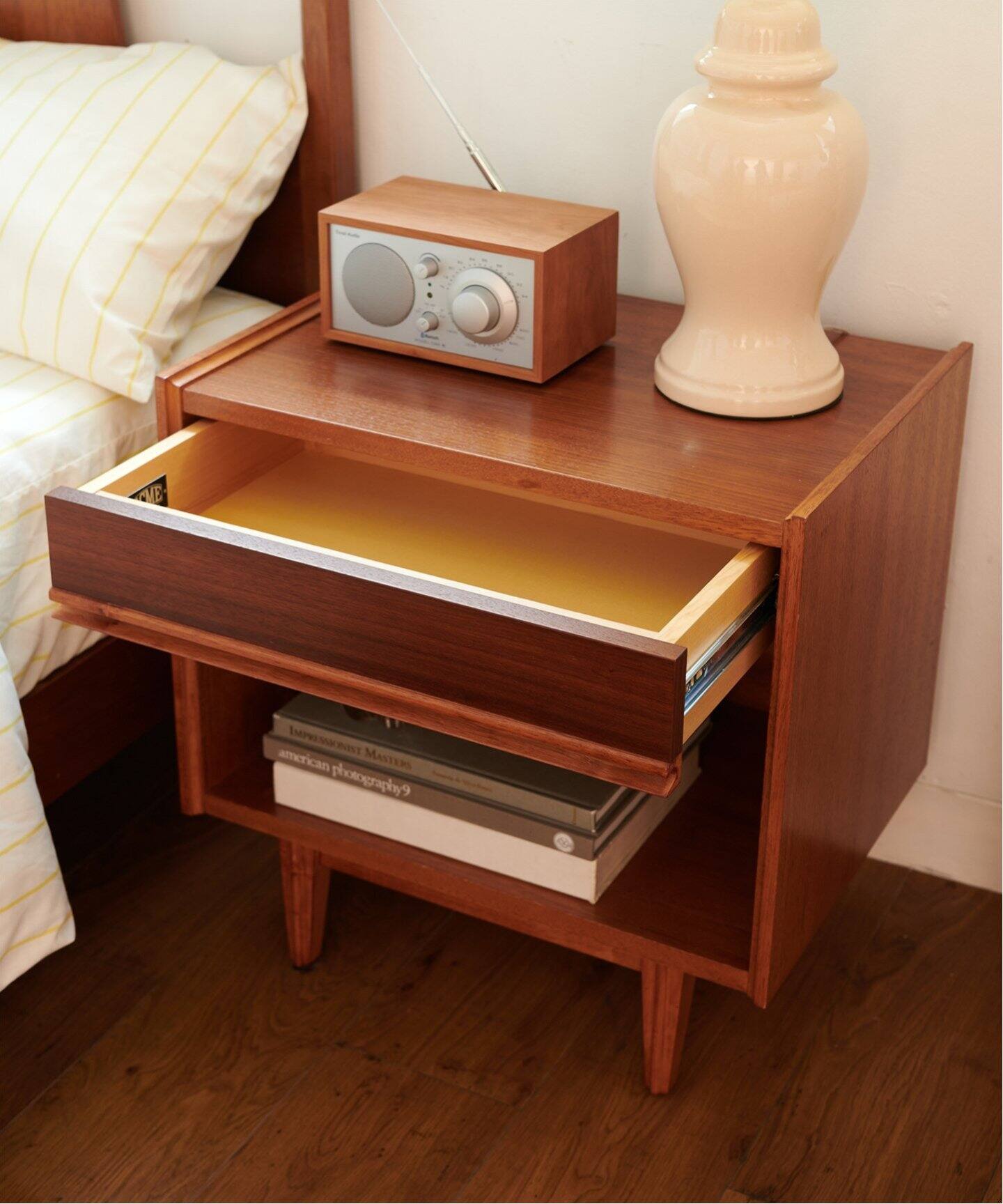 中型商品》TRESTLES NIGHT STAND トラッセルナイトスタンド（収納家具 