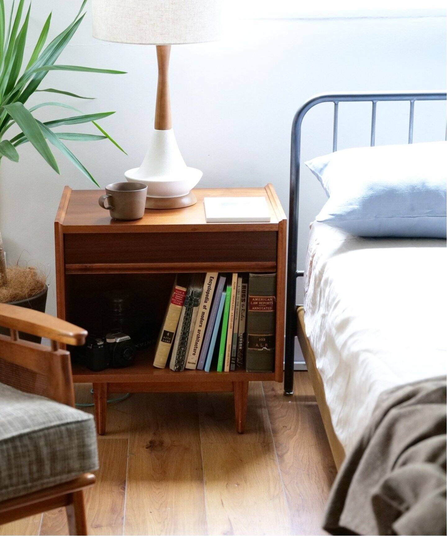 中型商品》TRESTLES NIGHT STAND トラッセルナイトスタンド（収納家具 