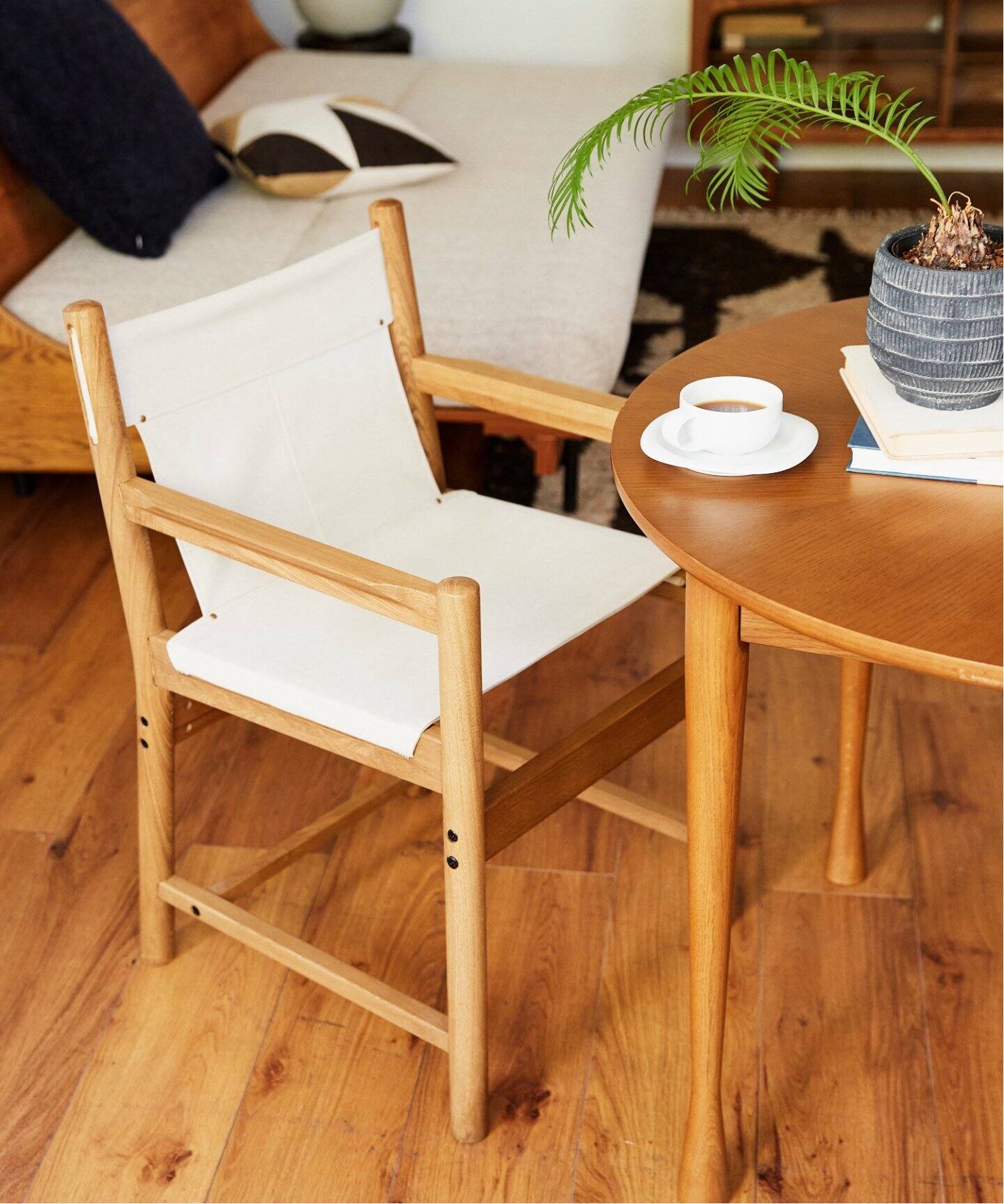 モダンアームチェア 折り畳も クリーム色 