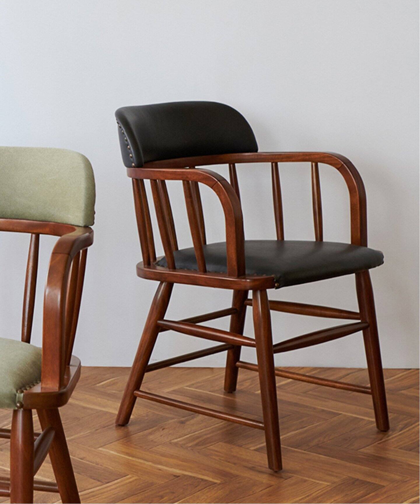 中型商品》OAKS ARM CHAIR_PVC BK オークスアームチェア（チェア 