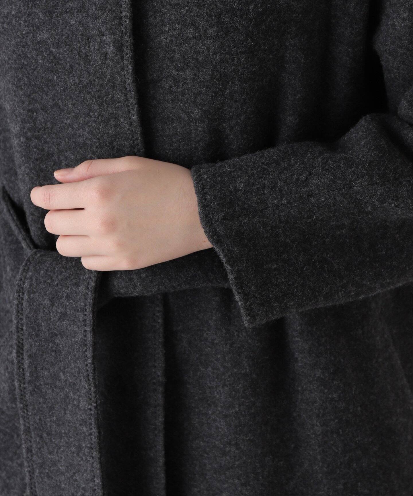 Room no.8】REV JRSY IN BELTED COAT（ノーカラーコート）｜NOBLE 
