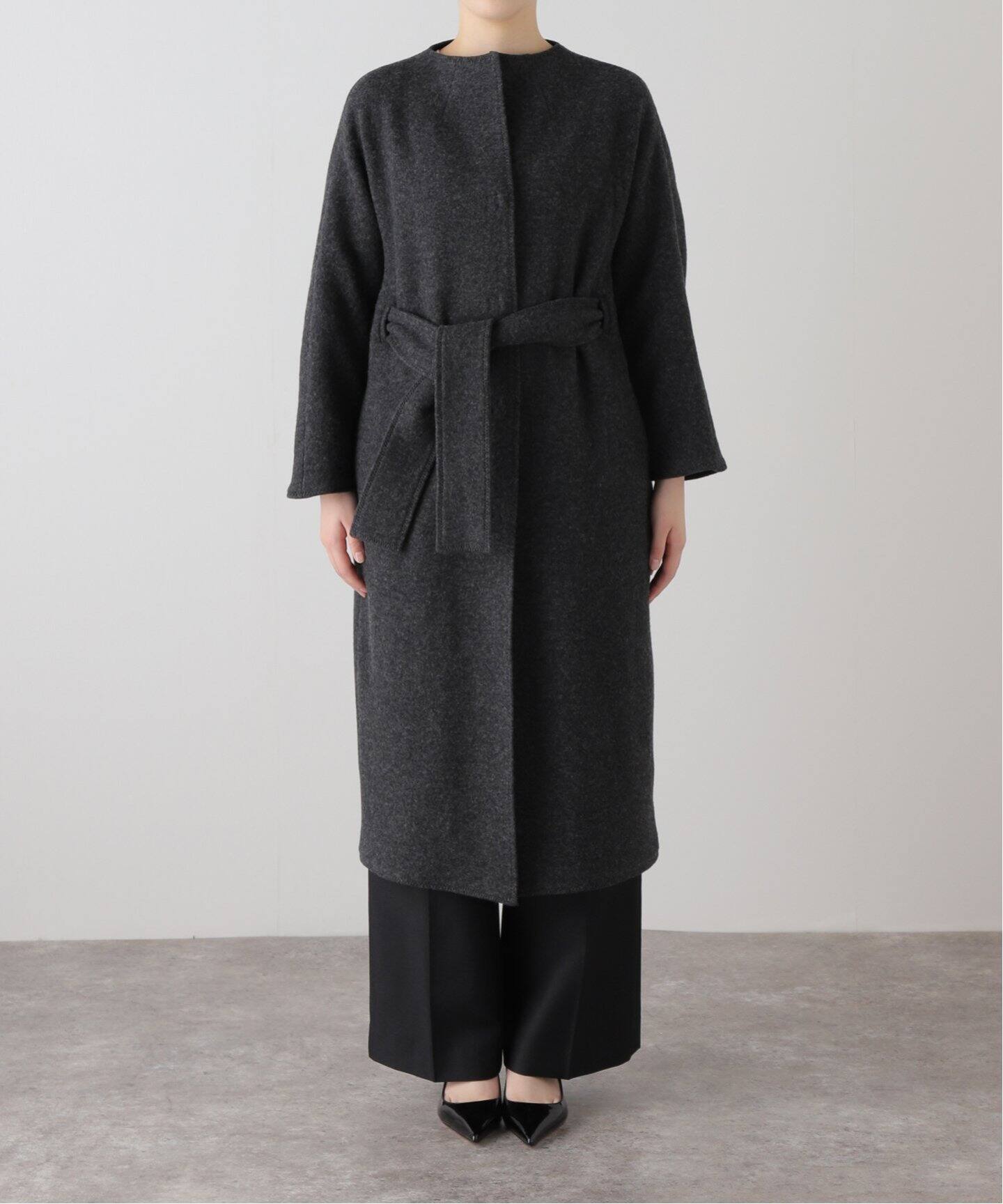 Room no.8】REV JRSY IN BELTED COAT（ノーカラーコート）｜NOBLE 