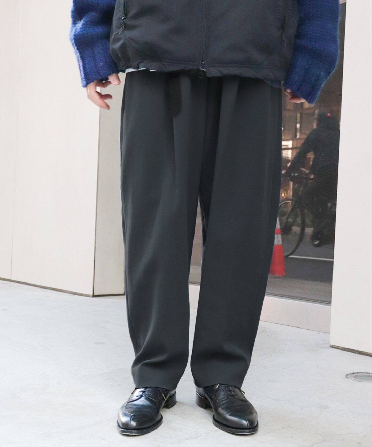 URU / ウル】HARD TWIST COTTON 1 TUCK PANTS（スラックス）｜WISM 