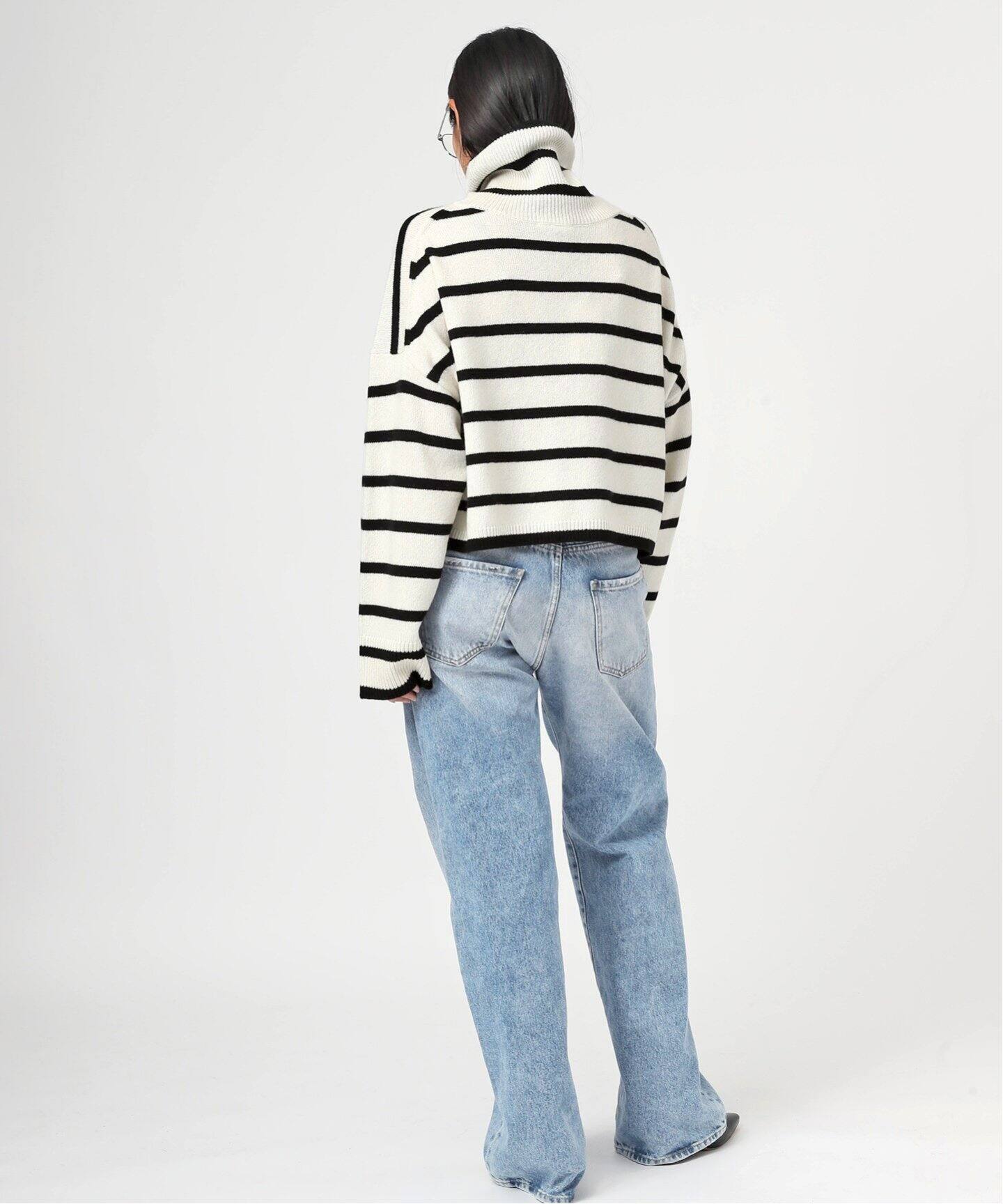 クロップドストライプタートルネックプルオーバー（ニット／セーター  