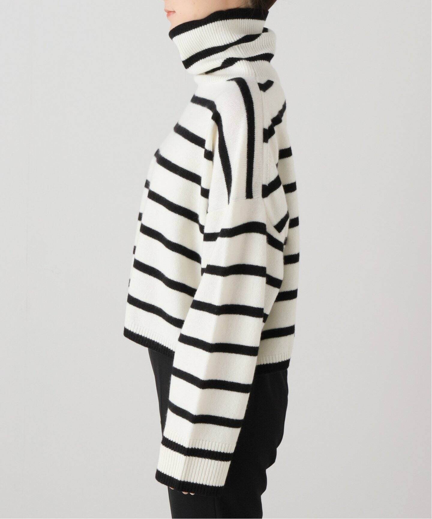 クロップドストライプタートルネックプルオーバー（ニット／セーター 