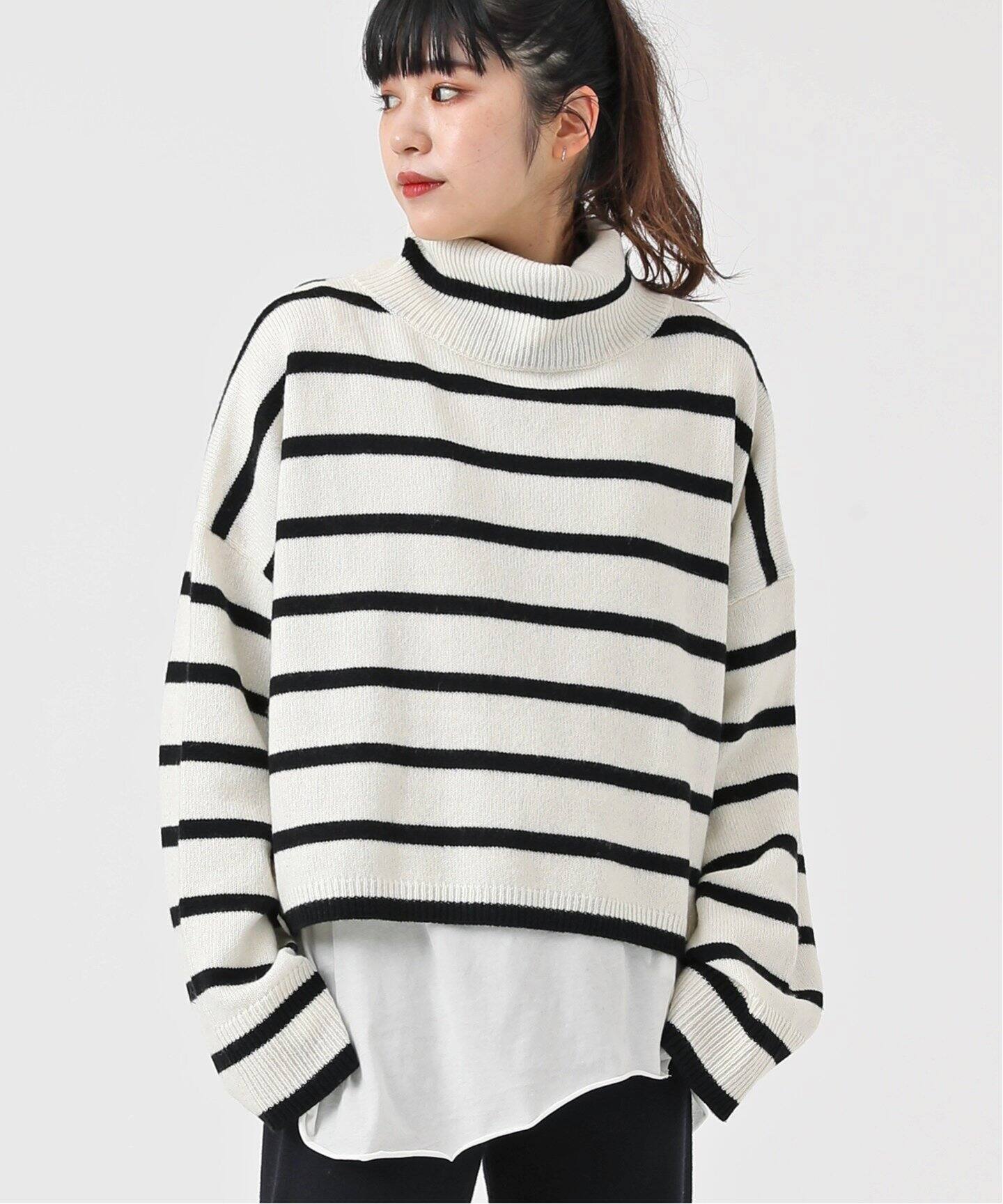 クロップドストライプタートルネックプルオーバー（ニット／セーター  