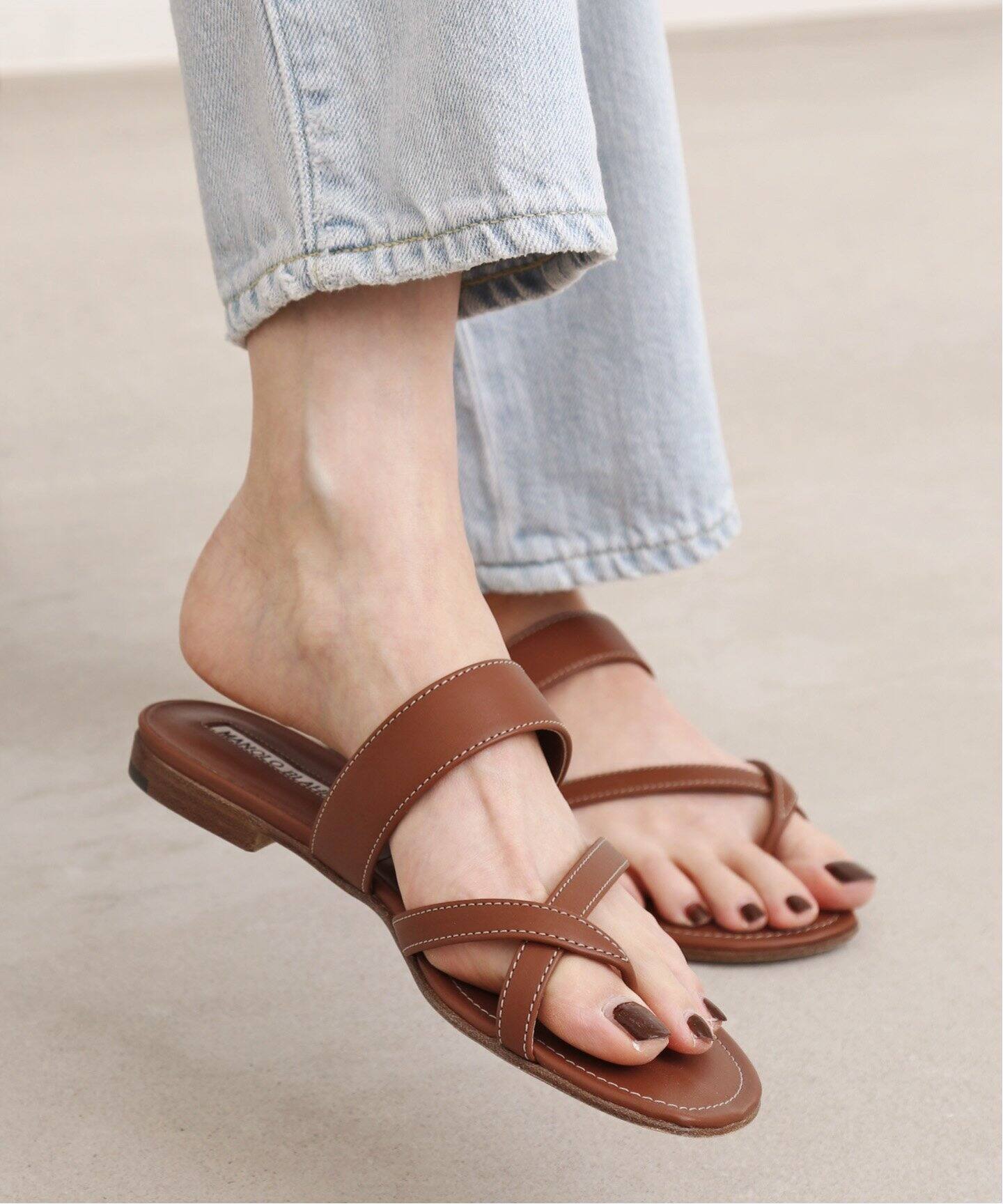 マノロブラニク 腰掛け Khan PVCサンダル 