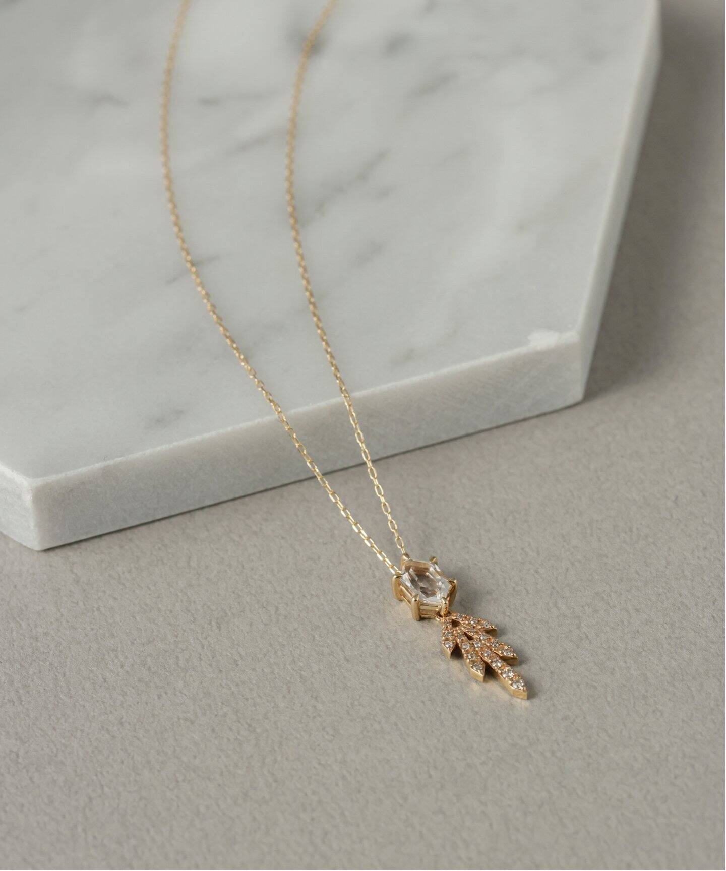 ヘキサゴン*ダイヤarrowモチーフネックレス K10（ネックレス）｜Lilas 