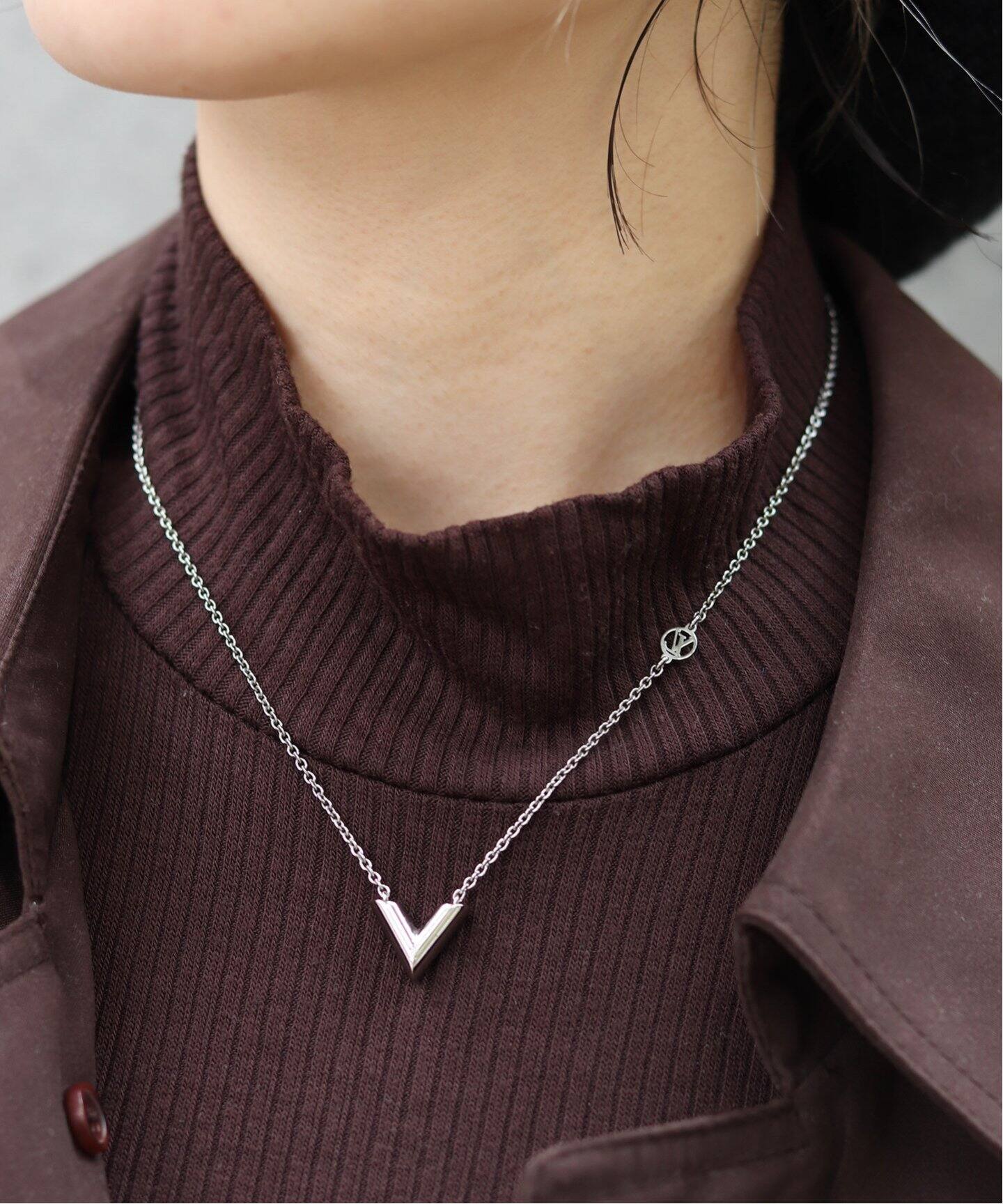 VINTAGE LOUIS VUITTON/ルイ・ヴィトン】Essential V Necklace  