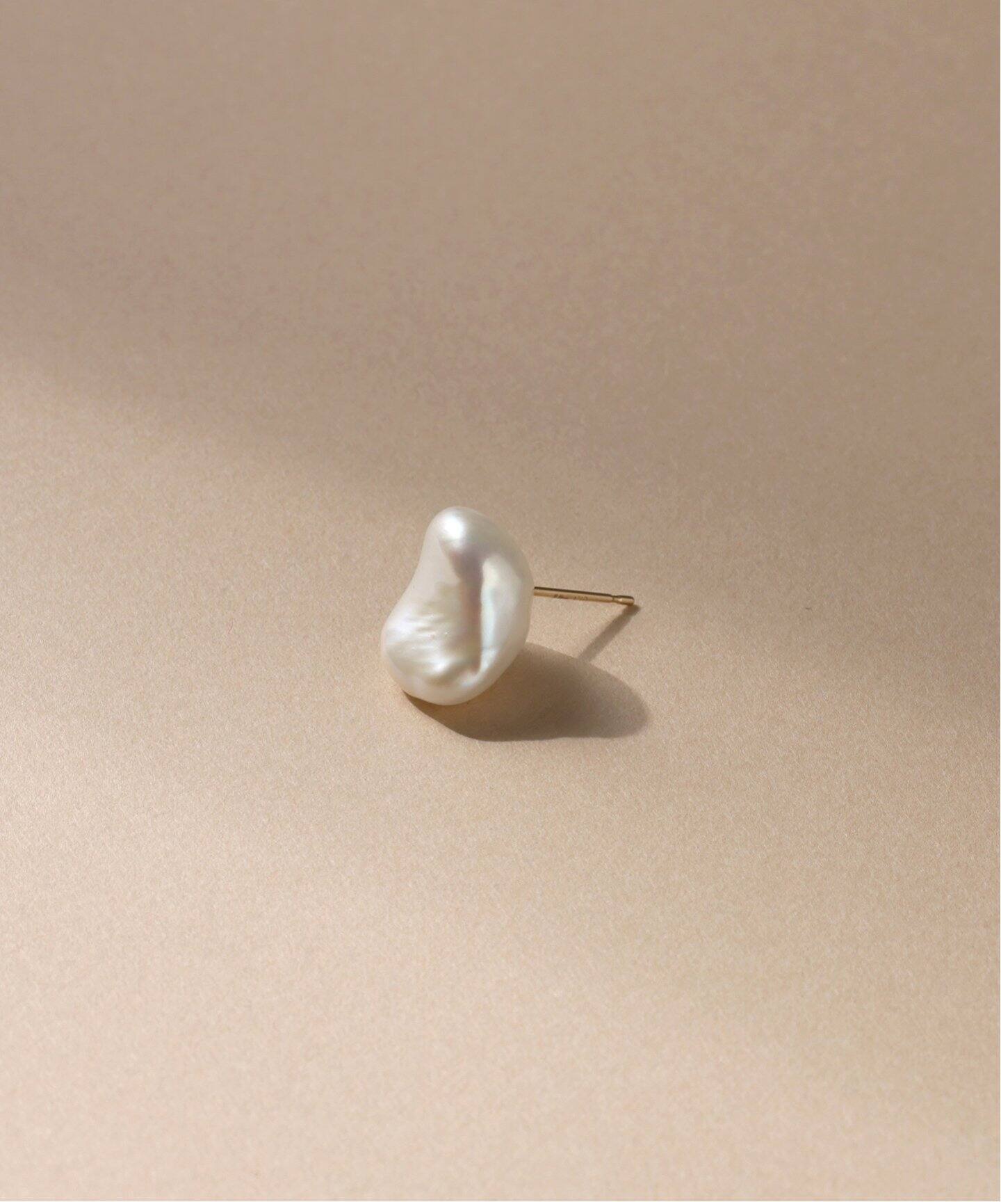 ユニークなクリーム色バロックパールピアス(片耳用)