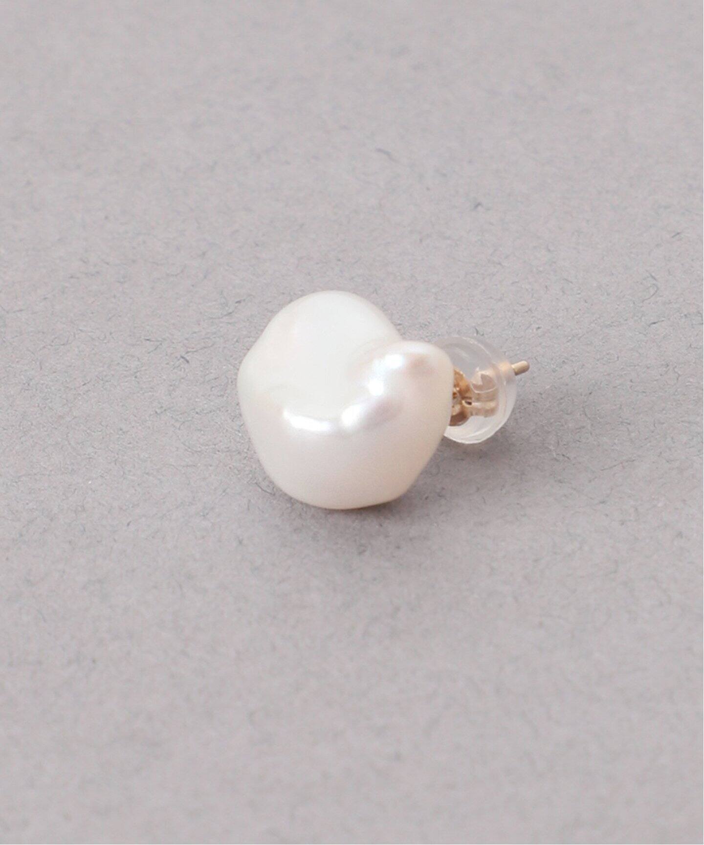 ユニークなクリーム色バロックパールピアス(片耳用)