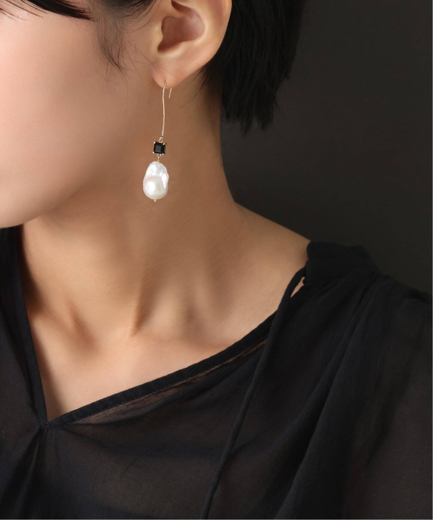 オイスターパール*オニキスピアス K10（両耳）（ピアス（両耳用 