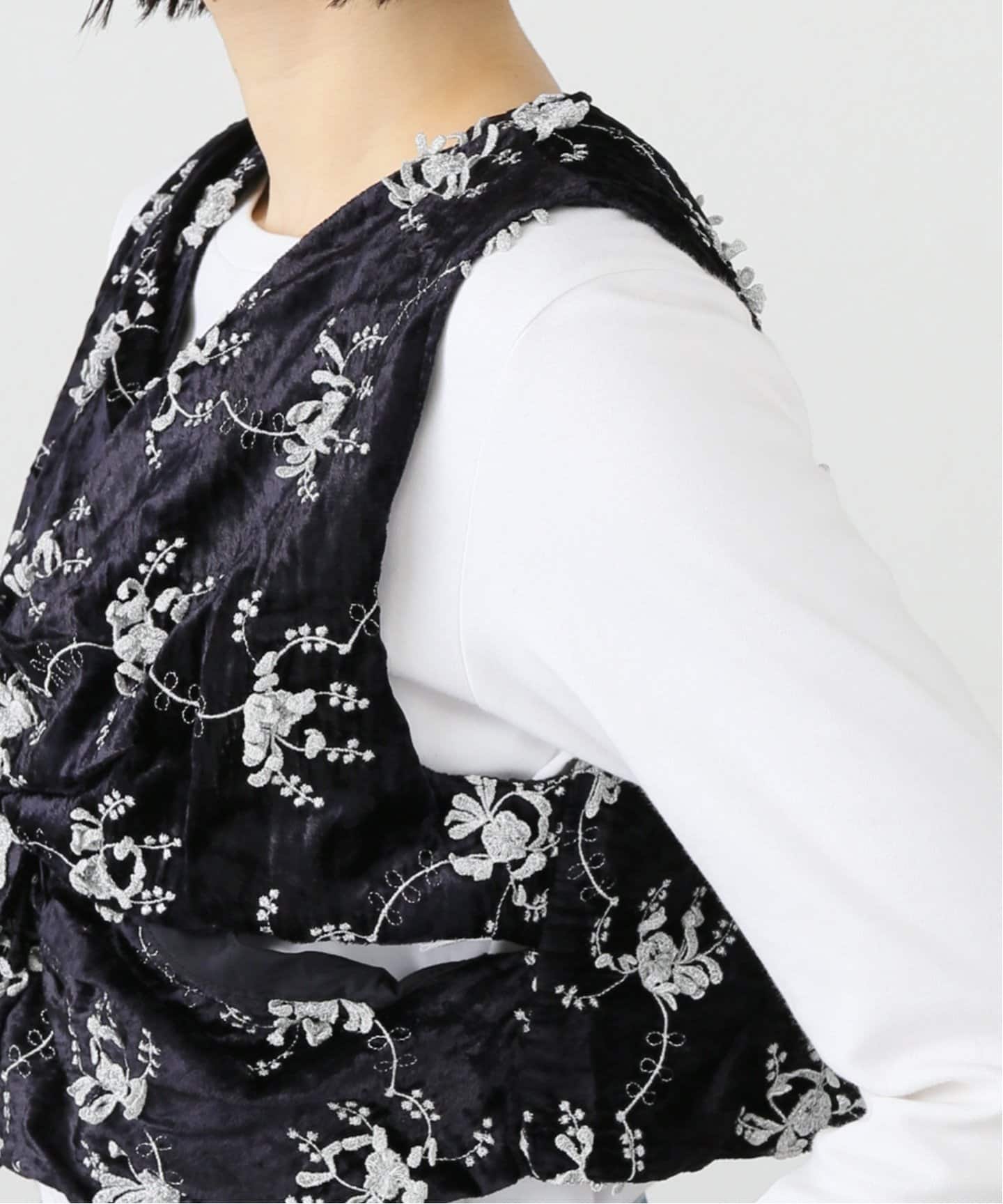 crinkle crinkle crinkle】velvet 3D embroidery vest：ベスト