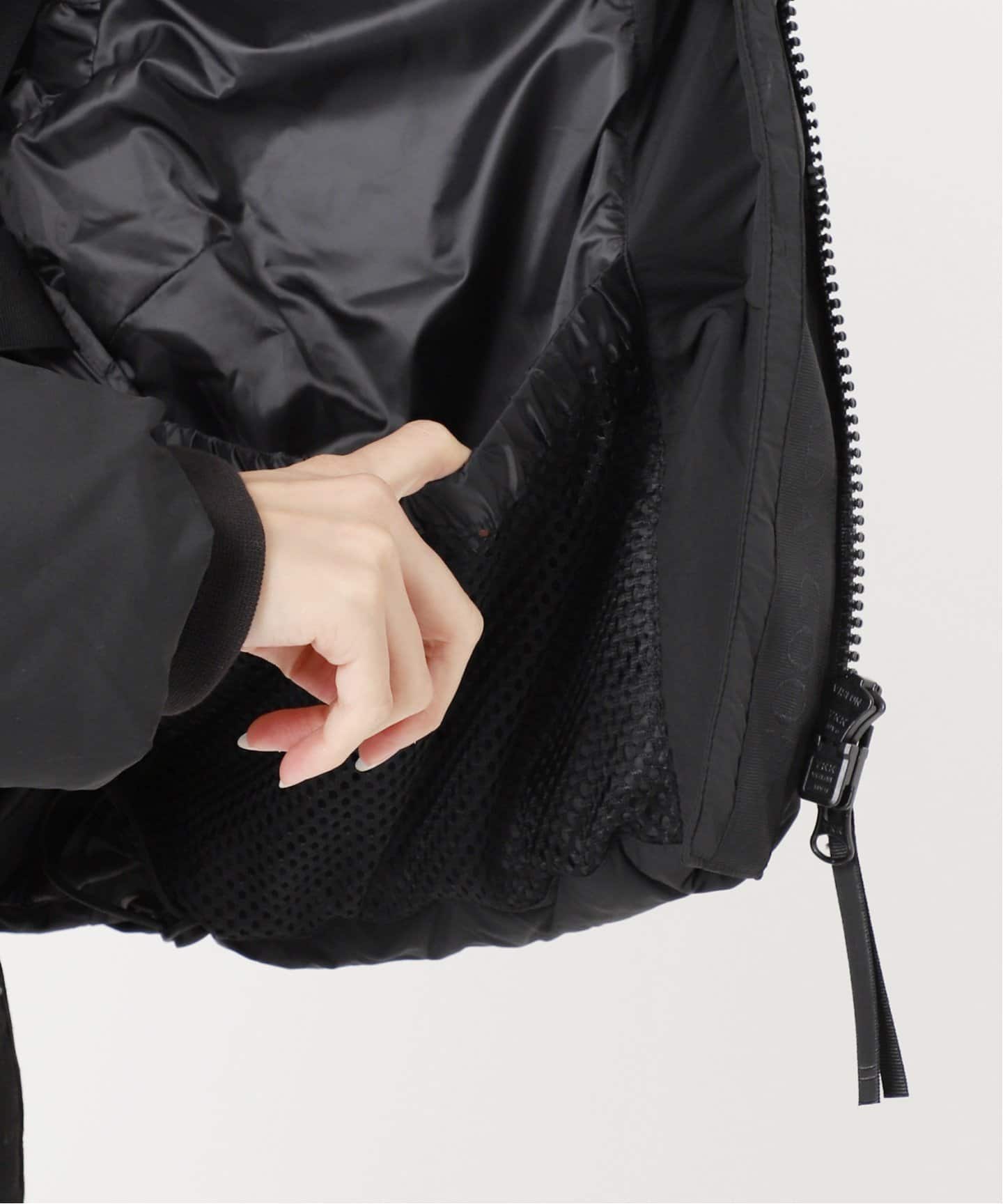 CANADA GOOSE/カナダグース】Junction Cropped Puffer Bla