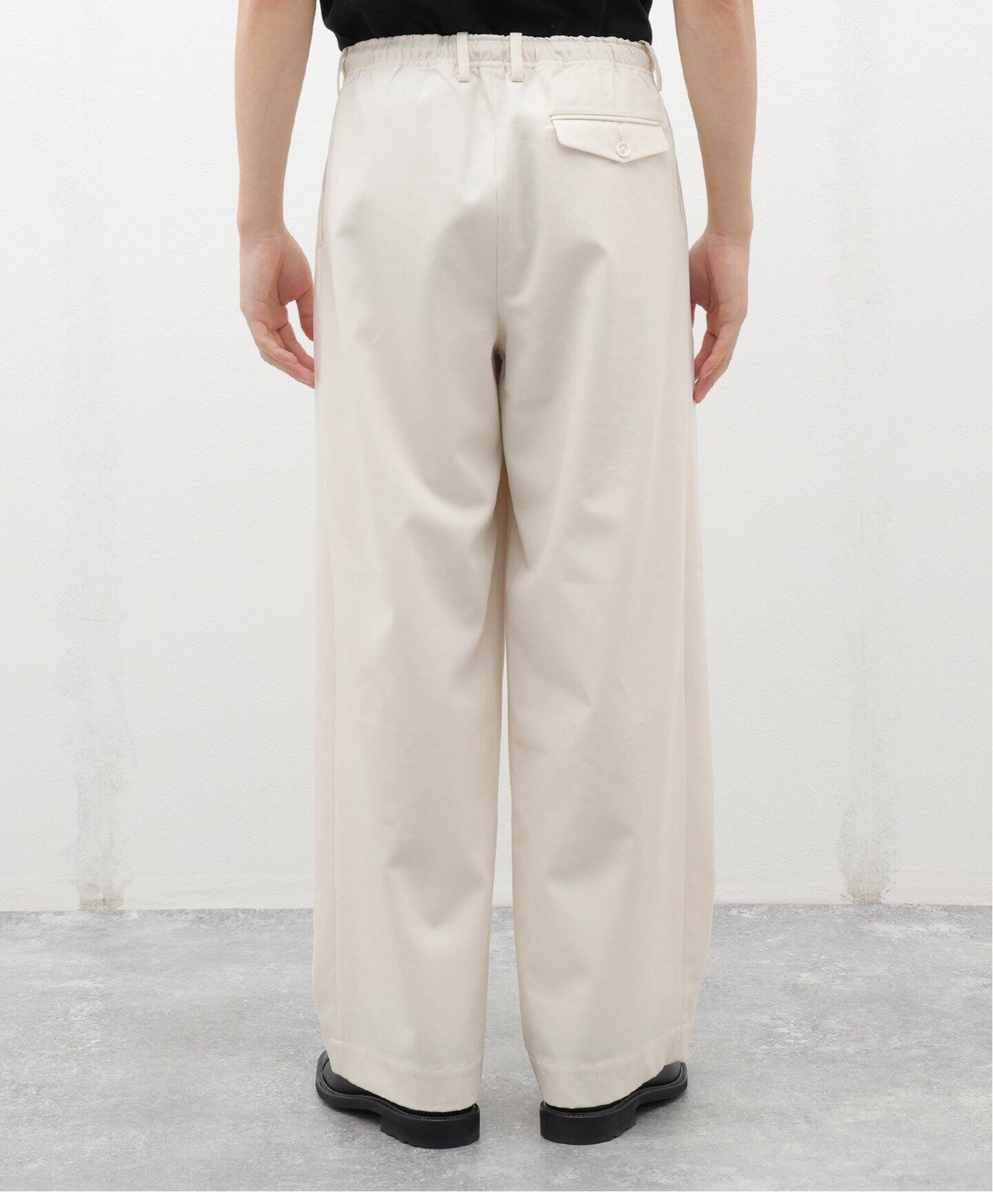 マーカウェア　ホワイト　PLEATED SHORTS マーカウェアホワイトPLEATED SHORTS