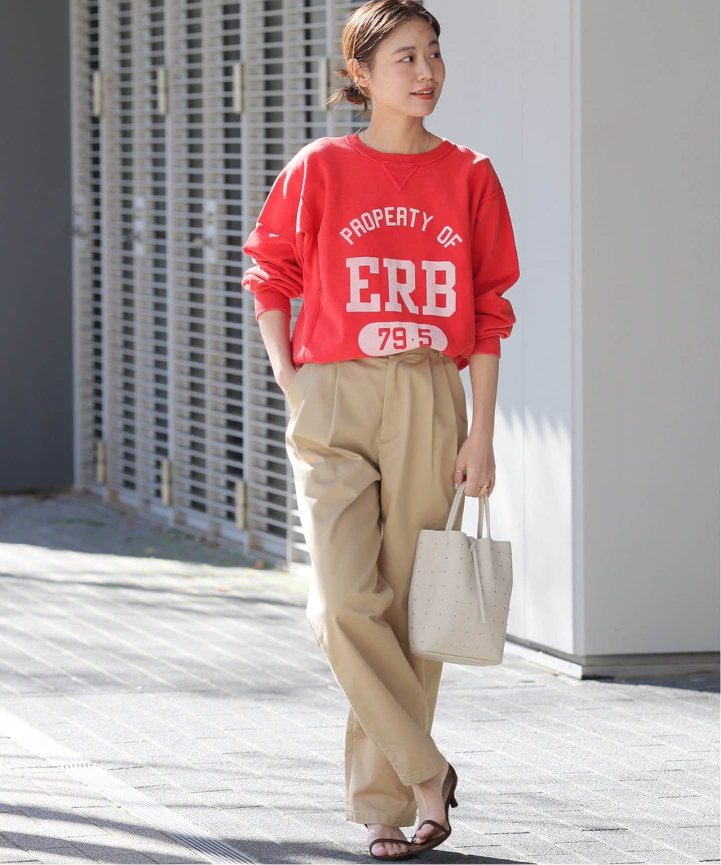 サイドバックルタックテーパードチノパンツ（チノパンツ