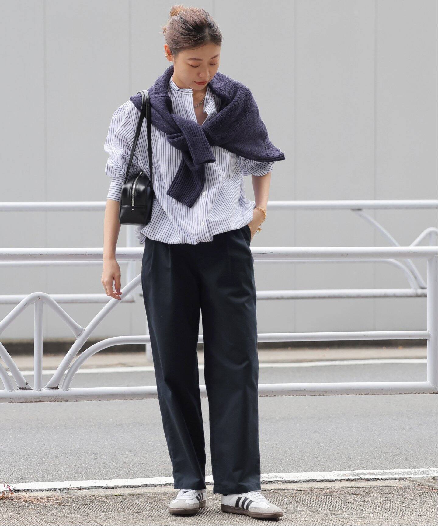 サイドバックルタックテーパードチノパンツ（チノパンツ