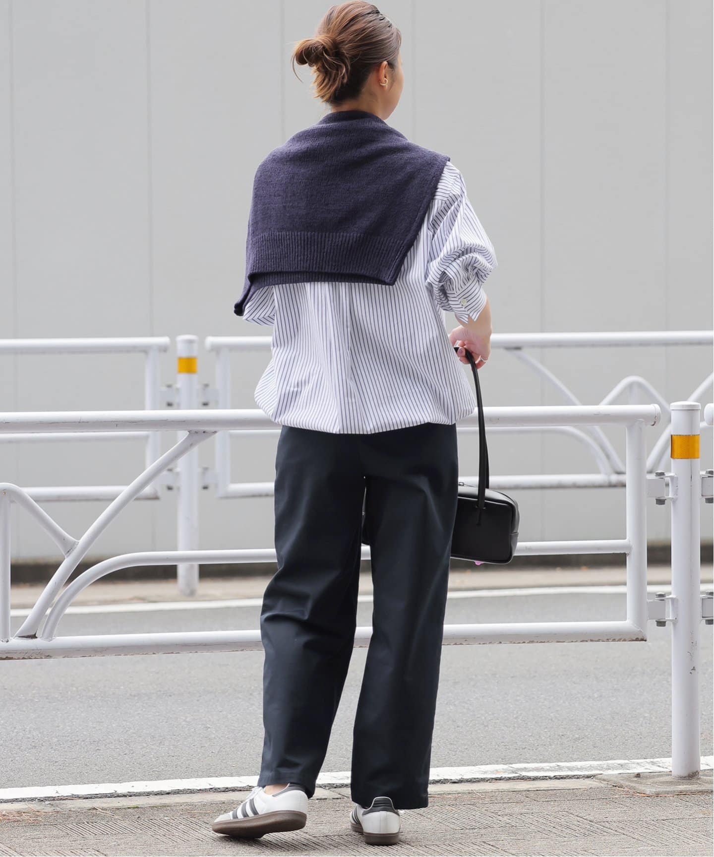 サイドバックルタックテーパードチノパンツ（チノパンツ